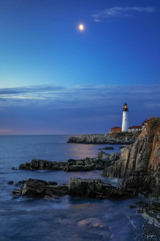 portland maine lighthouse at night